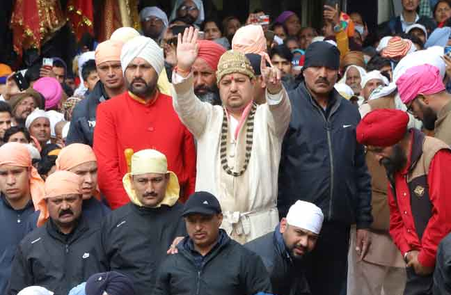 झंडे का मेला: श्री दरबार साहिब में संगतों के पहुंचने का क्रम हुआ तेज़
