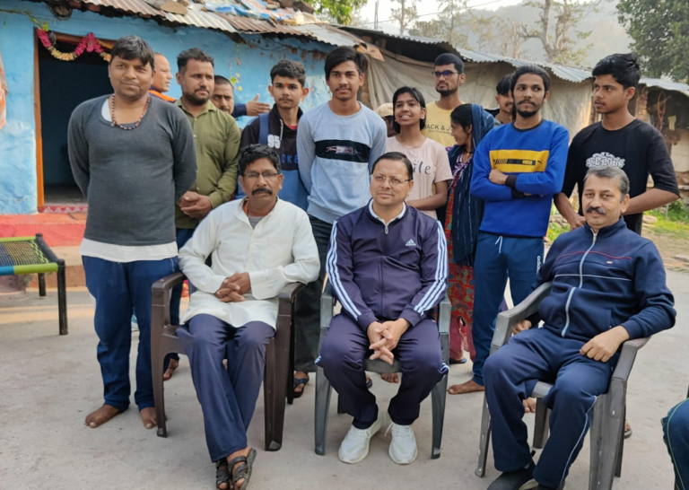 मुख्यमंत्री पुष्कर सिंह धामी का जनसंपर्क: नैनीताल में अनुसूचित जाति मोर्चा के उपाध्यक्ष के घर पहुंचे