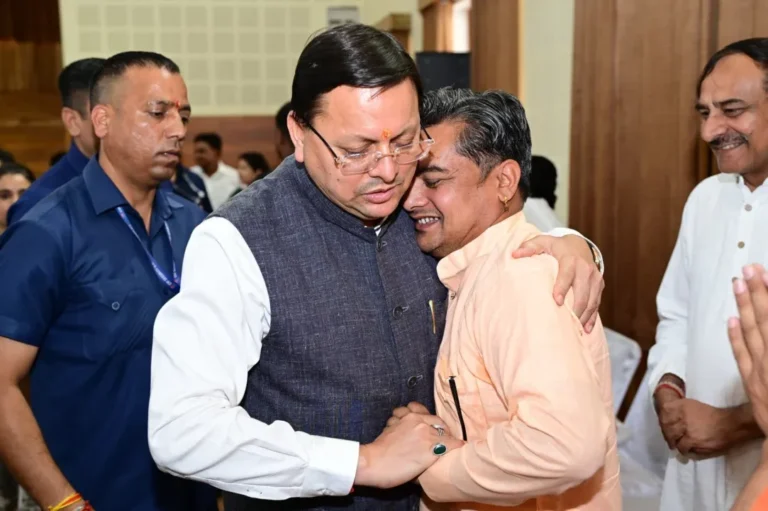 मुख्यमंत्री धामी ने सुनीं आम लोगों की समस्याएं, अधिकारियों को दिए समाधान के निर्देश