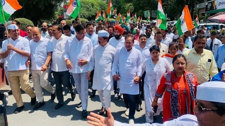 देहरादून: तिरंगा यात्रा निकालकर कांग्रेस ने सेना और देश की एकता के समर्थन में दिखाई मजबूती