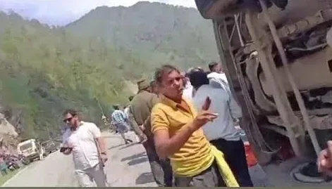 उत्तरकाशी: गंगोत्री हाईवे पर बड़ा हादसा, मध्य प्रदेश से आए तीर्थयात्री बस पलटने से घायल