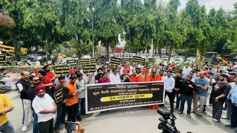 देहरादून: ट्रेड लाइसेंस शुल्क के विरोध में व्यापारियों का प्रदर्शन, मेयर और नगर आयुक्त को सौंपा ज्ञापन