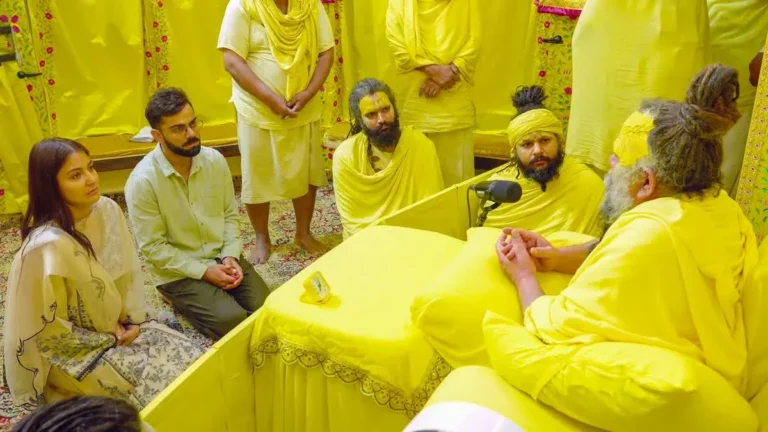 टेस्ट क्रिकेट से संन्यास के बाद स्वामी प्रेमानंद की शरण में विराट-अनुष्का, एक्ट्रेस ने महाराज से पूछा ये सवाल – VIRAT ANUSHKA WITH SWAMI PREMANANDA
