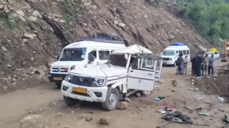 केदारनाथ हाईवे पर भीषण हादसा: तीर्थयात्रियों का वाहन दुर्घटनाग्रस्त, दो की मौत, कई घायल