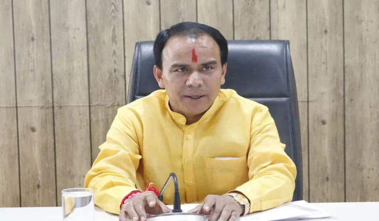 गोल्डन कार्ड योजना में होंगे अहम बदलाव, सरकारी कर्मचारियों और पेंशनधारकों को मिलेगी राहत