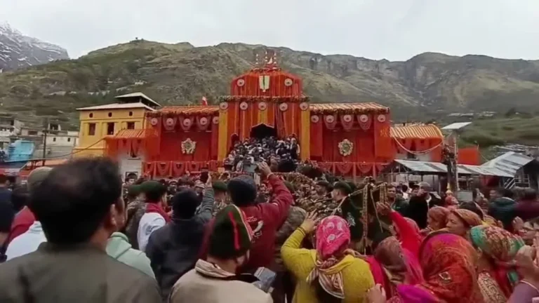 बदरीनाथ धाम में प्रधानमंत्री नरेंद्र मोदी के नाम से हुई पहली पूजा, श्रद्धालुओं पर हेलीकॉप्टर से हुई पुष्पवर्षा – CHARDHAM YATRA 2025