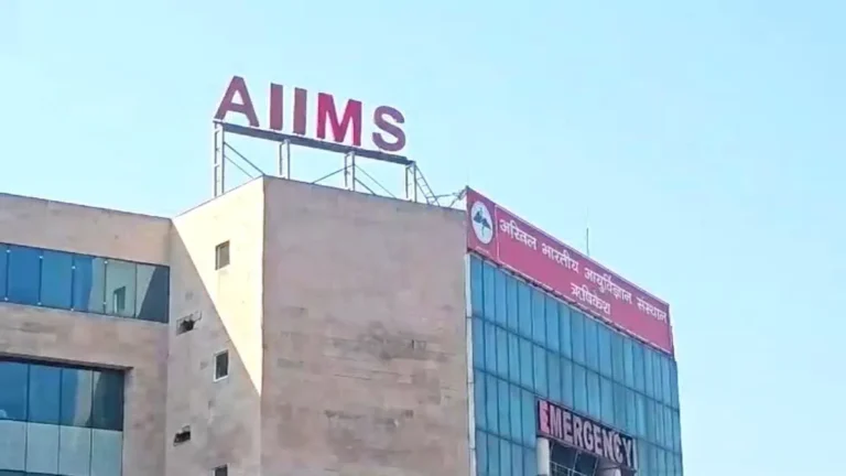 एम्स ऋषिकेश ने रचा इतिहास: डॉक्टरों ने मरीज के पैर से निकाला 35 किलो का बोन ट्यूमर
