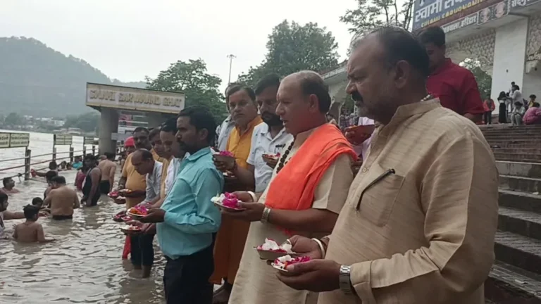 अहमदाबाद विमान हादसा: हरिद्वार में मां गंगा से दिवंगत आत्माओं की शांति के लिए प्रार्थना, दी गई श्रद्धांजलि
