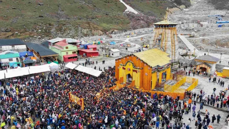 उत्तराखंड में भारी बारिश को लेकर रेड अलर्ट, चारधाम यात्रा 24 घंटे के लिए स्थगित