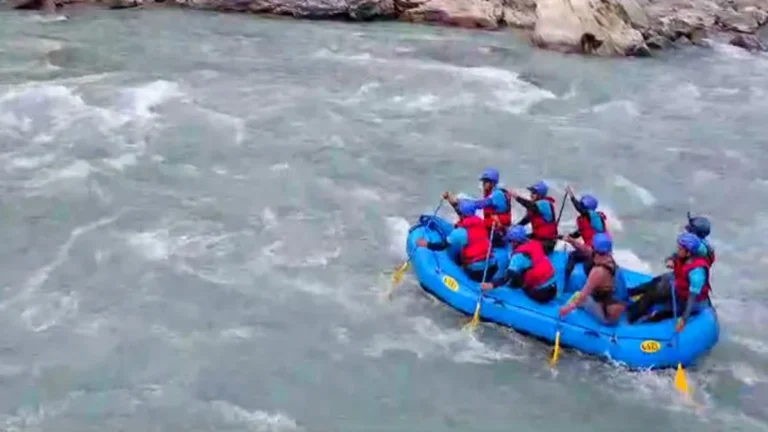 गंगा की लहरों पर रोमांच को ब्रेक: समय से पहले बंद हुई ऋषिकेश में रिवर राफ्टिंग, जानिए वजह