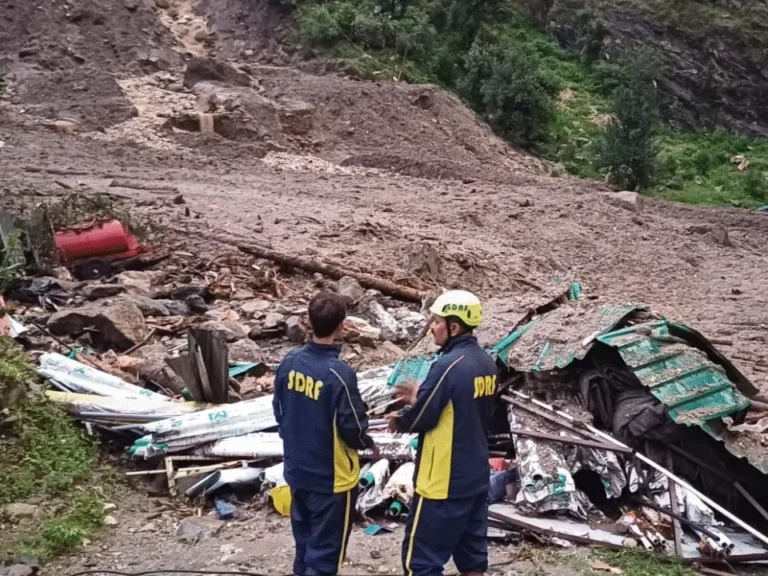 उत्तराखंड में भारी बारिश का कहर: भूस्खलन से 2 मजदूरों की मौत, चारधाम यात्रा 24 घंटे के लिए रोकी गई