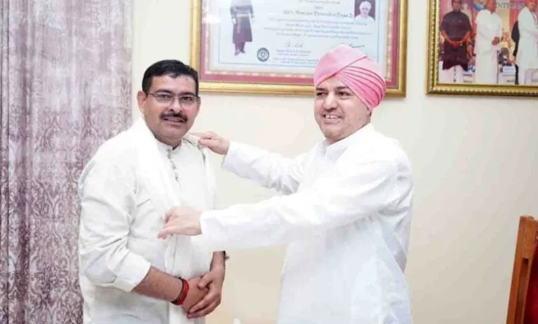देश के सबसे युवा परमवीर चक्र विजेता कैप्टन योगेंद्र सिंह यादव ने टेका शिरोधार्य, महंत देवेंद्र दास से की मुलाकात