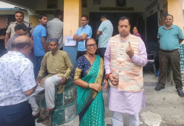 बीकेटीसी अध्यक्ष हेमंत द्विवेदी नें अपने पैतृक गांव खोबरा (यमकेश्वर)पहुँच कर किया मतदान,
