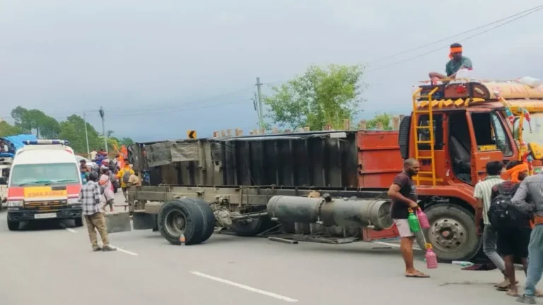 टिहरी में दर्दनाक हादसा: कांवड़ियों से भरा ट्रक पलटा, 14 घायल, 4 की हालत गंभीर
