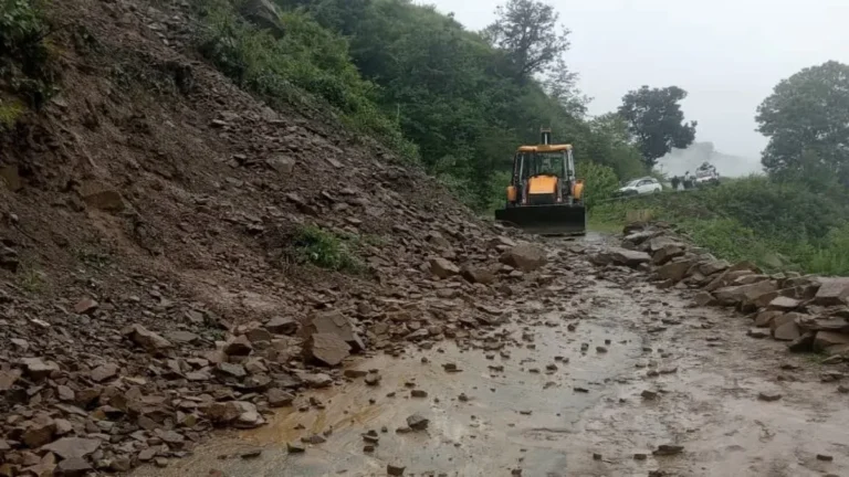 उत्तराखंड में भारी बारिश का कहर, अल्मोड़ा में मलबा गिरने से 7 सड़कें बंद, जनजीवन अस्त-व्यस्त