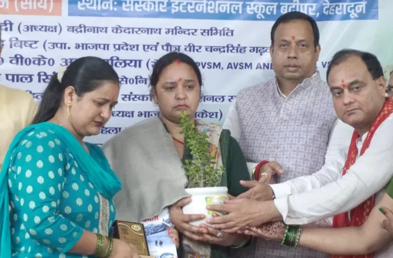 देहरादून में कारगिल विजय दिवस की पूर्व संध्या पर शहीदों को श्रद्धांजलि, परिजनों और पूर्व सैनिकों का सम्मान