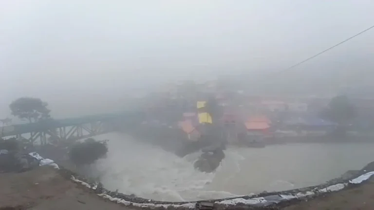 घने कोहरे में लिपटा बदरीनाथ धाम, अलकनंदा और धौली गंगा नदी उफान पर, SDRF तैनात – BADRINATH WATER LEVEL INCREASED