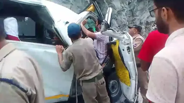 चमोली में बड़ा हादसा टला, टेंपो ट्रैवलर पर गिरी चट्टान, सभी यात्री सुरक्षित – ROCK FALLS ON TEMPO TRAVELLER