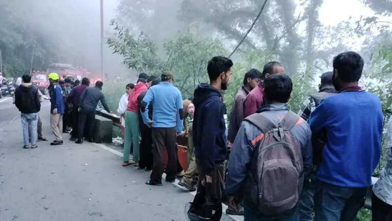 मसूरी में बड़ा हादसा: शौच के लिए गया पर्यटक फिसला, 150 मीटर गहरी खाई में गिरा – हालत अब स्थिर