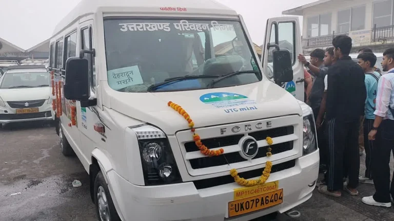 देहरादून-मसूरी रूट पर टेंपो ट्रैवलर सेवा शुरू, धार्मिक पोस्टरों को लेकर उठे सवाल