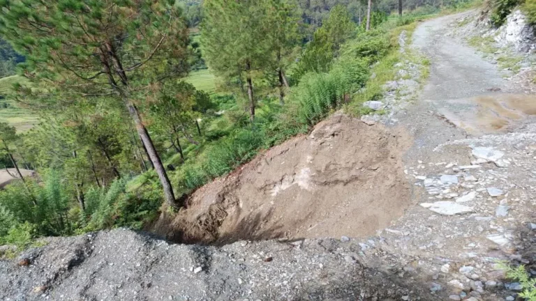 4 साल बाद भी नहीं बनी नगल गांव की सड़क, बरसात में बिगड़े हालात