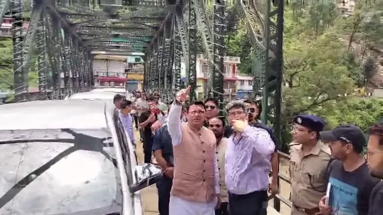 थराली आपदा: सीएम धामी ने किया हवाई सर्वे, प्रभावितों से मिले और दिलाया हरसंभव मदद का भरोसा