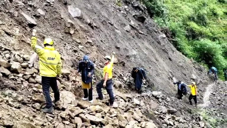 मद्महेश्वर धाम पैदल मार्ग क्षतिग्रस्त, अब तक 40 यात्री रेस्क्यू, खतरे के निशान से ऊपर बह रही अलकनंदा
