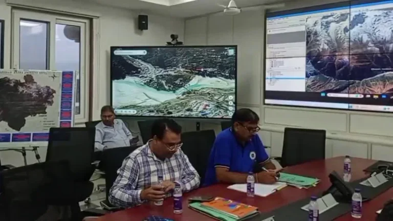 उत्तरकाशी क्लाउडबर्स्ट: धराली में जमा 25 फीट मलबा, तीन IAS अफसर तैनात, राहत कार्यों में मौसम बना बाधा
