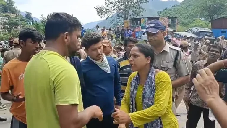 पौड़ी: जितेंद्र सिंह आत्महत्या मामला तूल पकड़ता गया, परिजनों ने अंतिम संस्कार से किया इनकार, सड़क पर शव रखकर लगाया जाम