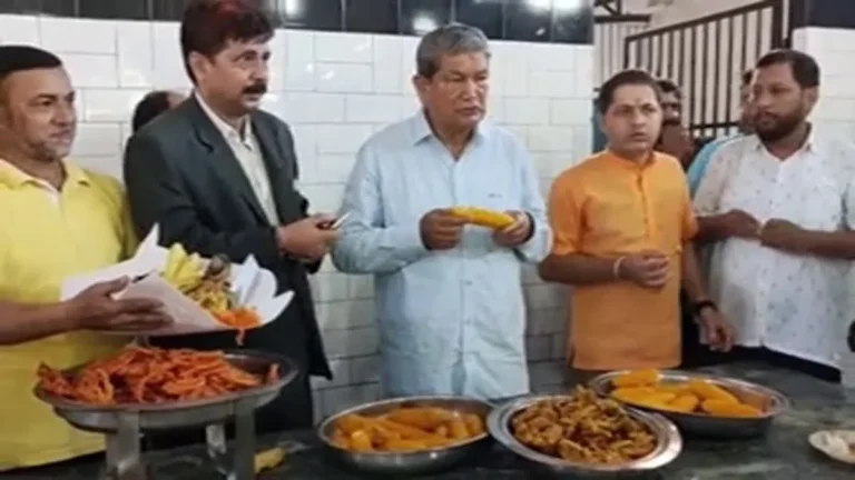 देहरादून में हरीश रावत की भुट्टा-जलेबी पार्टी, कांग्रेस कार्यकर्ताओं का किया सम्मान