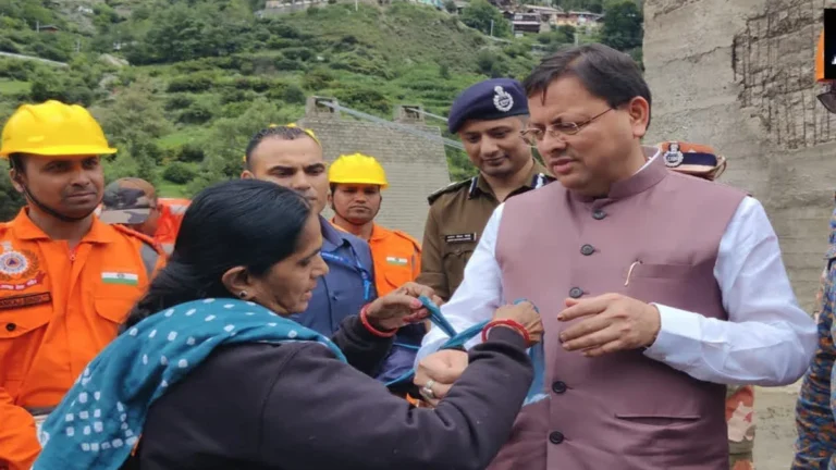 उत्तरकाशी आपदा: गुजराती महिला ने दुपट्टा फाड़कर सीएम धामी को बांधी राखी, राहत कार्यों की सराहना