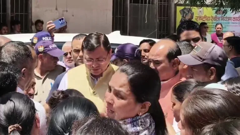 📰 उत्तरकाशी धराली आपदा: अपनों की तलाश में दर-दर भटकते परिजन, सीएम धामी के सामने फूट-फूट कर रोईं महिलाएं