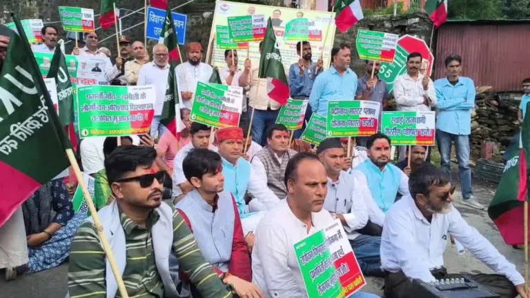 गैरसैंण विधानसभा सत्र: सदन के भीतर कांग्रेस का हंगामा, बाहर यूकेडी का प्रदर्शन, फिर गूंजा राजधानी का मुद्दा