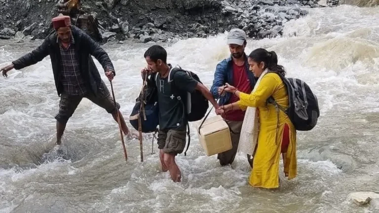 स्याह तस्वीर: डोली पर बीमार महिला, उफनती नदियों को पार कर अस्पताल पहुँचे ग्रामीण