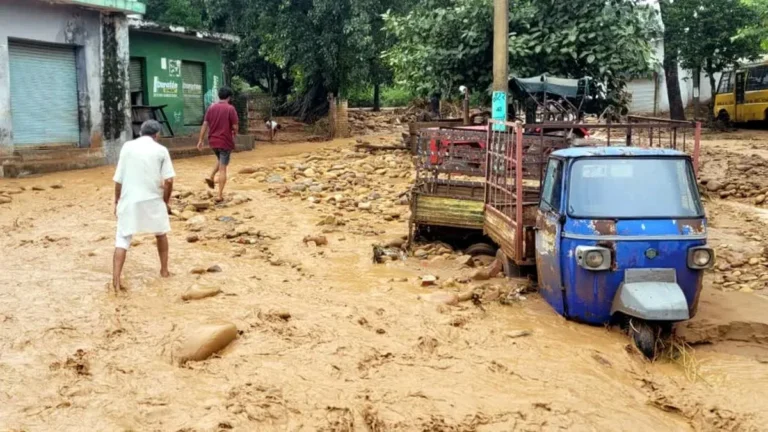 जम्मू-कश्मीर के कठुआ में बादल फटा और भूस्खलन, 7 की मौत – 5 घायल, राहत-बचाव जारी