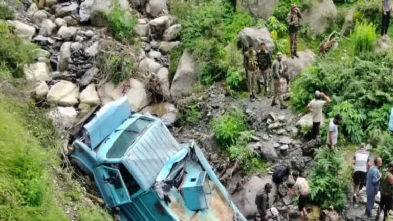 जम्मू-कश्मीर: उधमपुर में गहरी खाई में गिरा CRPF का वाहन, 2 जवान शहीद, 12 घायल