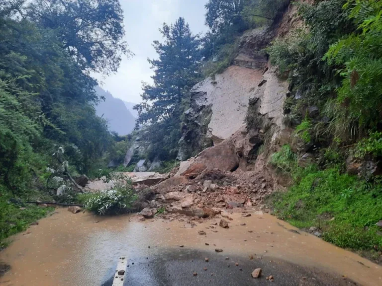 उत्तरकाशी धराली आपदा: लैंडस्लाइड से गंगोत्री हाईवे ठप, ग्राउंड जीरो पर पहुंचे PWD के अपर सचिव विनीत कुमार