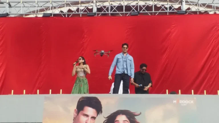 फिल्म ‘परम सुंदरी’ के लिए एक्सक्लूसिव फैन प्रीमियर, सिद्धार्थ मल्होत्रा और जाह्नवी कपूर ने किया धमाकेदार प्रमोशन