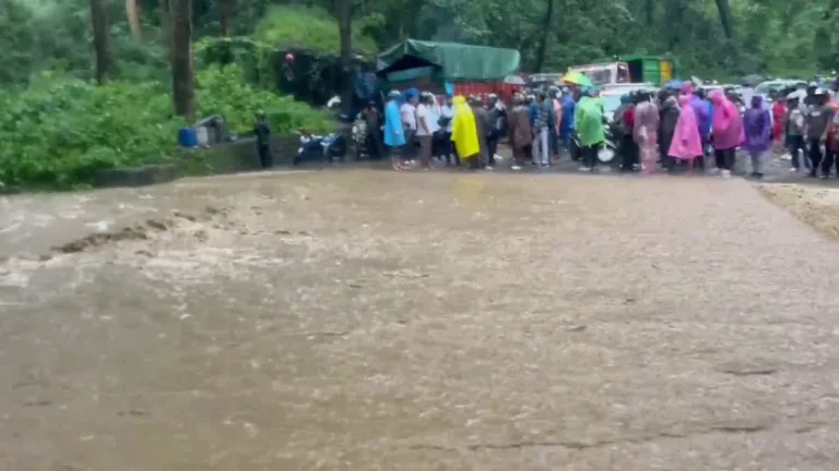 कुमाऊं में मूसलधार बारिश का कहर: हल्द्वानी में नाले में बहे दो युवक, काठगोदाम में गिरी फैक्ट्री की दीवार – RAIN IN HALDWANI