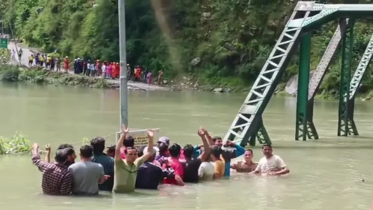 उत्तरकाशी: स्यानाचट्टी में यमुना पर बनी झील से हंगामा, ग्रामीणों का प्रदर्शन – यमुनोत्री धाम का संपर्क टूटा