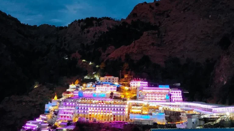 वैष्णो देवी मंदिर मार्ग पर भूस्खलन, 5 श्रद्धालुओं की मौत – यात्रा स्थगित