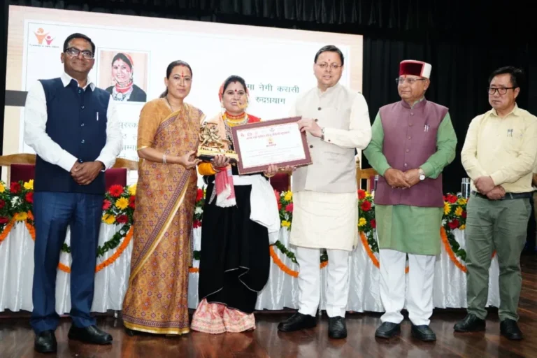 मुख्यमंत्री ने तीलू रौतेली और आंगनवाड़ी कार्यकर्ता पुरस्कार वितरित किए