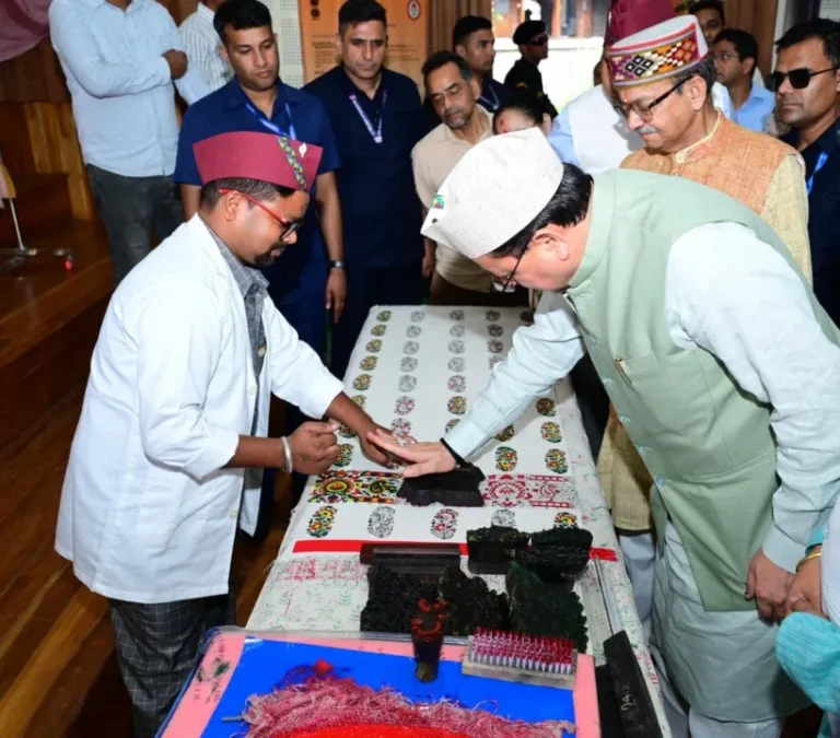 मुख्यमंत्री श्री पुष्कर सिंह धामी ने बुधवार को मुख्यमंत्री आवास स्थित मुख्य सेवक सदन में उत्तराखंड हथकरघा एवं हस्तशिल्प विकास परिषद द्वारा आयोजित कार्यक्रम में प्रतिभाग किया।