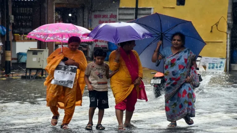 उत्तर से दक्षिण तक बाढ़ और बारिश का कहर, कई राज्यों में रेड अलर्ट जारी