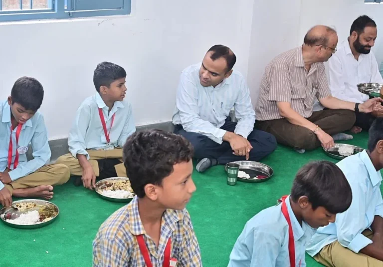 जिलाधिकारी मयूर दीक्षित ने सलेमपुर महदूद राजकीय इंटर कॉलेज का किया आकस्मिक निरीक्षण, शिक्षा गुणवत्ता पर दिया जोर