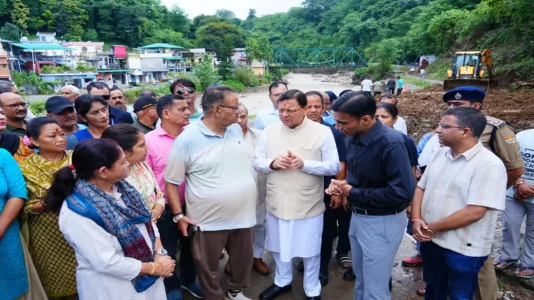मसूरी में फंसे 2 हजार पर्यटकों को सुरक्षित निकाला गया, नदी का रुख मोड़कर रिजॉर्ट बनाने वाले पर होगी कार्रवाई
