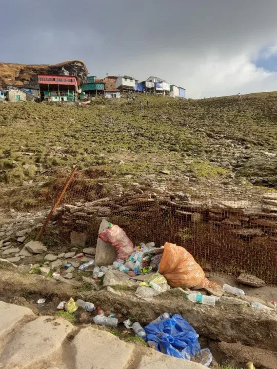 उत्तराखंड के बुग्यालों पर मंडरा रहा खतरा! ट्रेकर्स की बढ़ती गतिविधियों से बिगड़ रहा पर्यावरण संतुलन
