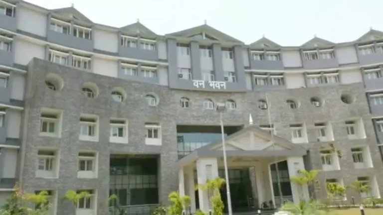 उत्तराखंड में रिश्वतखोरी पर बड़ी कार्रवाई: चंपावत में घूस लेते पकड़े गए दो वनकर्मी सस्पेंड