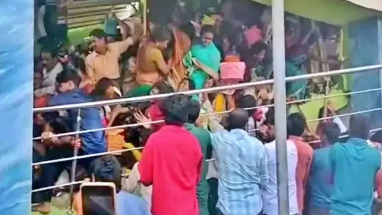 आंध्र प्रदेश के श्री वेंकटेश्वर स्वामी मंदिर में भगदड़: 9 की मौत, कई श्रद्धालु घायल