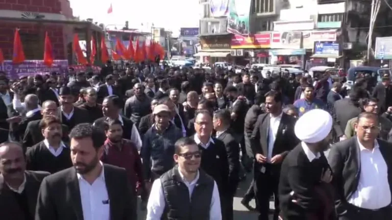 देहरादून में वकीलों का हल्ला बोल: घंटाघर पर चक्का जाम, चेंबर निर्माण को लेकर सरकार को कड़ी चेतावनी